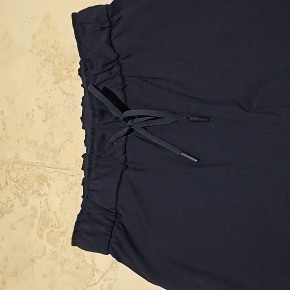 Lululemon women's 7/8 pant in Navy. Size 4 . - Picture 6 of 10
